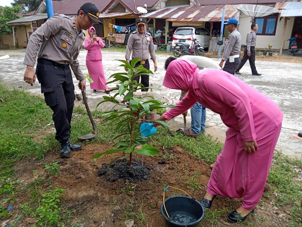 Dukung Penghijauan, Polisi Tanam Pohon