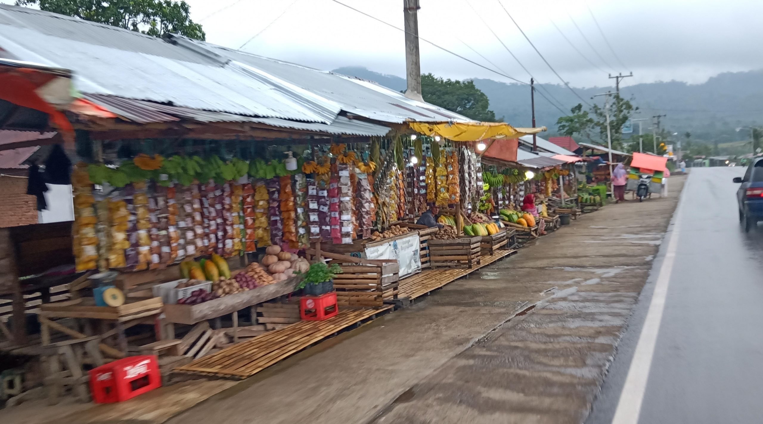 Musim Hujan, Omset Pedagang Buah Menurun