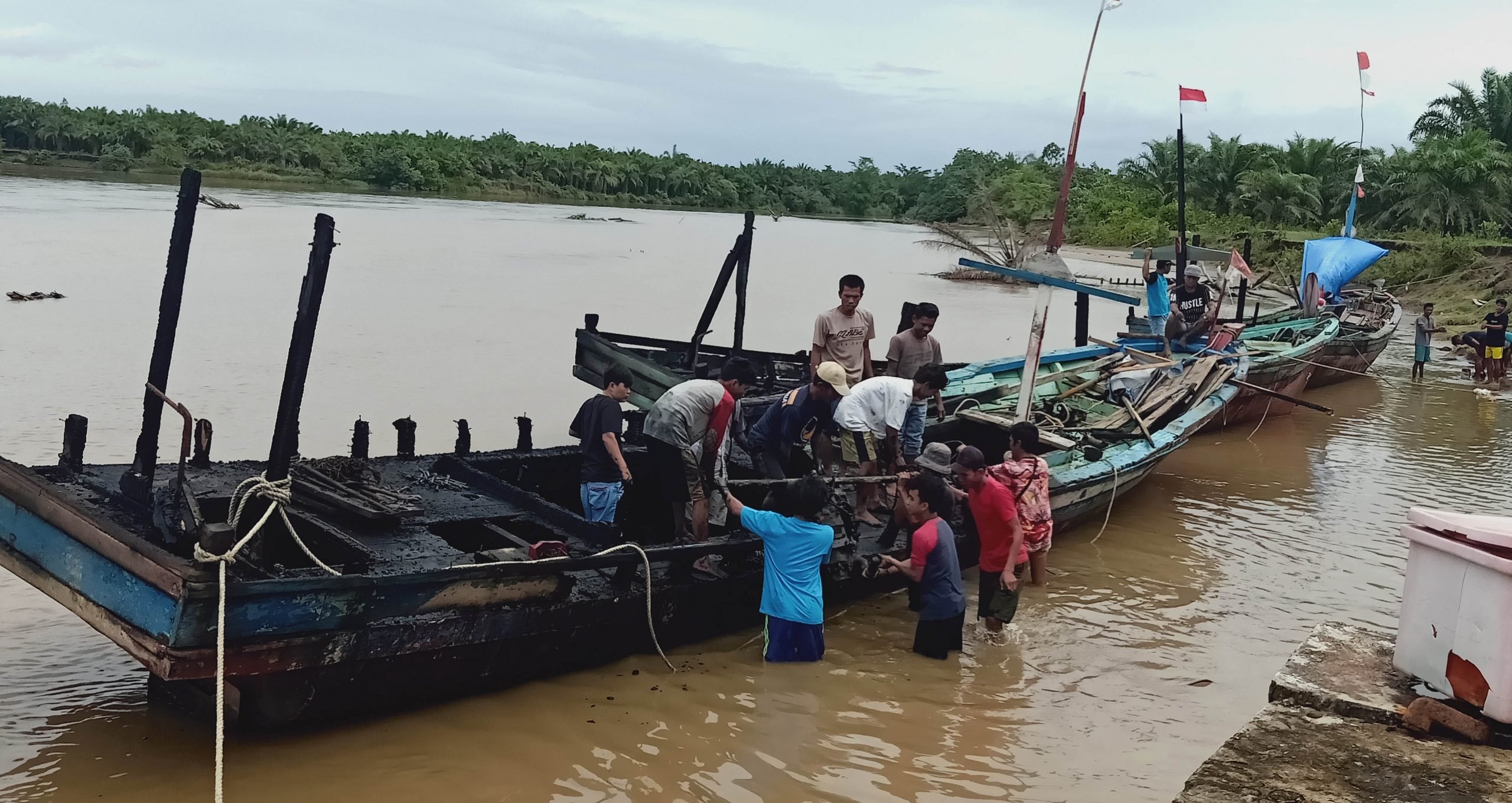 Bersandar, 3 Kapal Nelayan Pasar Sebelah Terbakar