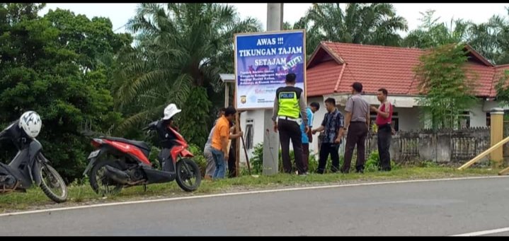 Cegah Lakalantas, Polsek Ipuh Pasang Peringatan