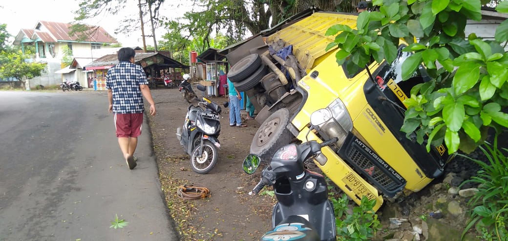 Di Depan Polsek, Truk Terbalik Timpa Warung