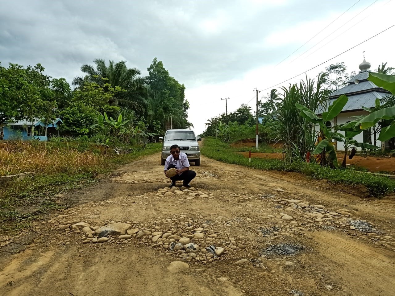 Jalan Rusak, Kades Ajak SME Perbaiki Jalan