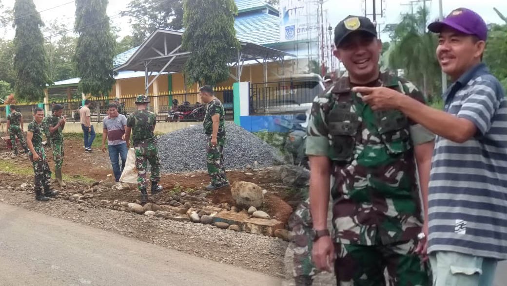 TNI dan Warga Goro, Buat Parkiran Masjid