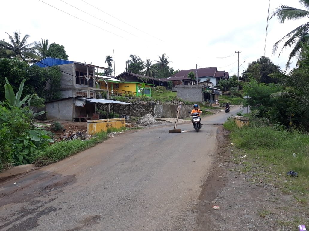 Warga Tanam Ban Tengah Jalan