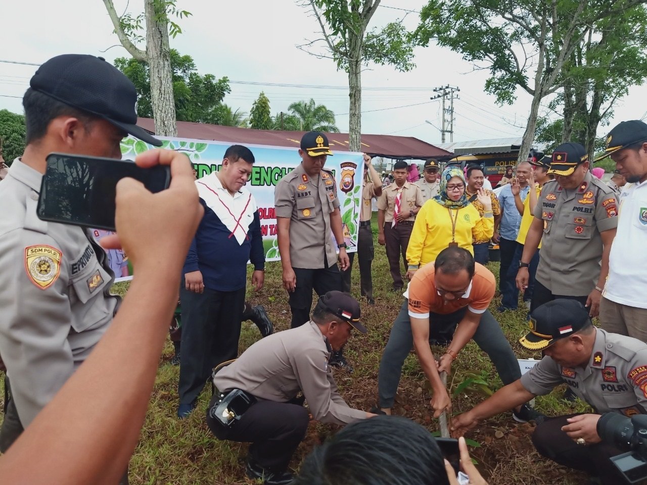 Tanam Pohon, Bupati Gerakkan Masyarakat