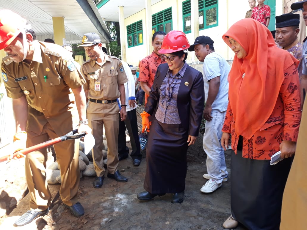 Peletakan Batu Pertama Masjid SMPN 01 BU Oleh Bupati