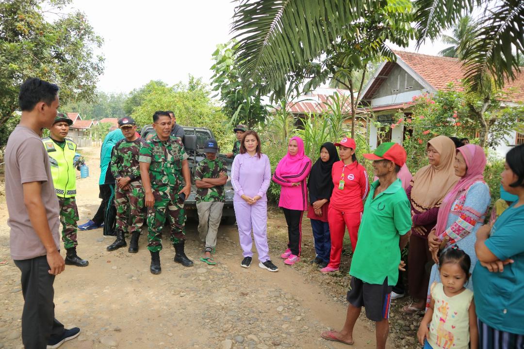 Berantas Nyamuk, Tripika dan PKM Sambangi Rumah Warga