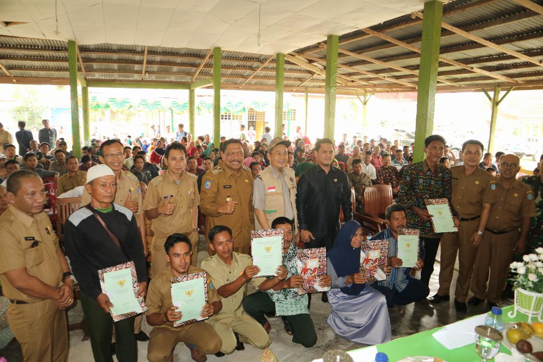 Serahkan Sertifikat, Bupati Pastikan Tanpa Pungutan