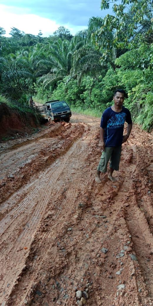 Melumpur, Jalan Air Tenang-SP3 Butuh Keseriusan Pemerintah