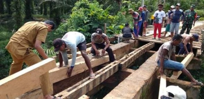 Bersama Masyarakat, Polri/TNI Goro Normalisasi Jembatan