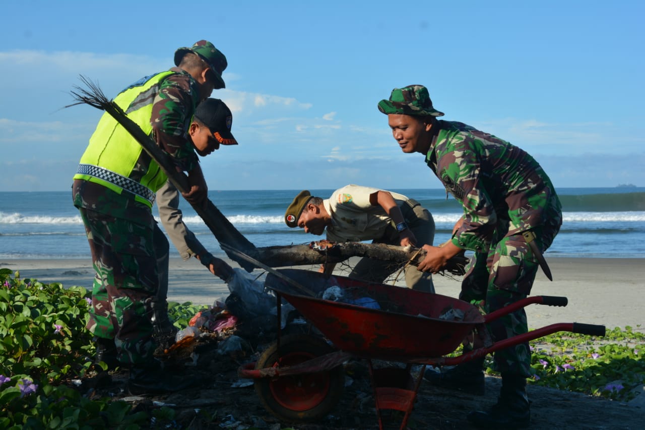 Korem 041/Gamas Gelar Karya Bakti Bersih Pantai