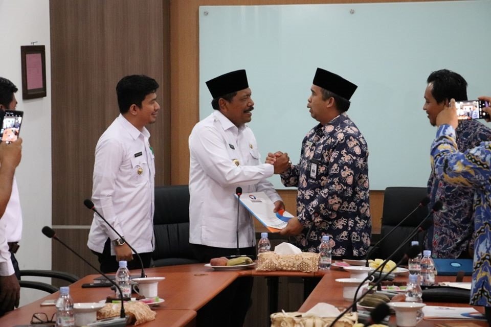 Bupati BU Raih Penghargaan Zona Hijau