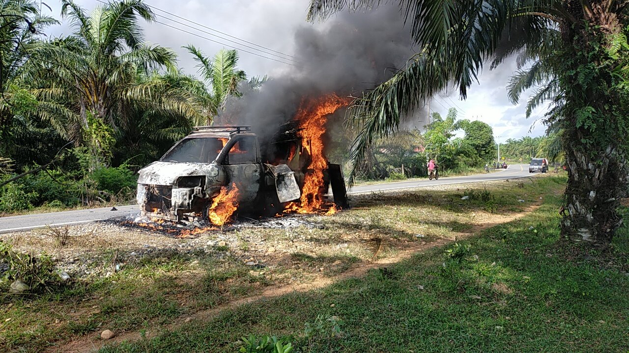 Mobil Muatan Elektronik Luder Terbakar