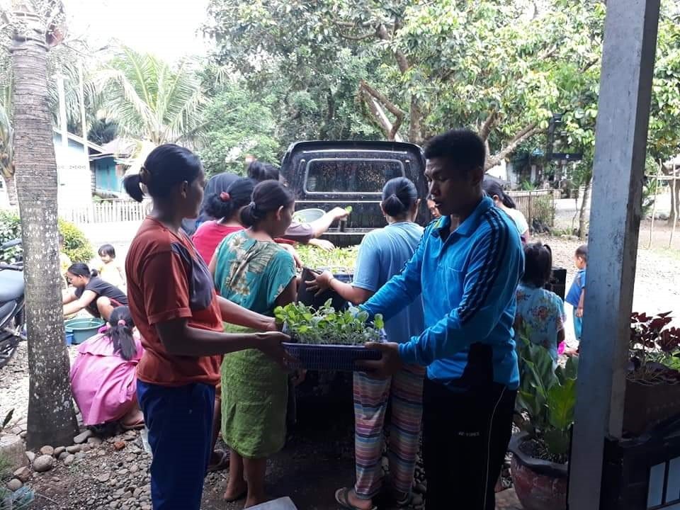 Ajak Warganya Tanam Sayur, Kades Bagikan Bibit