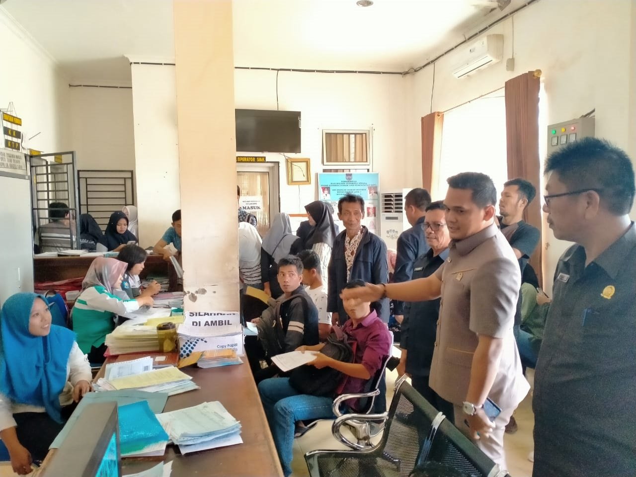 Disidak Dewan, Oknum Petugas Disdukcapil ke Arisan