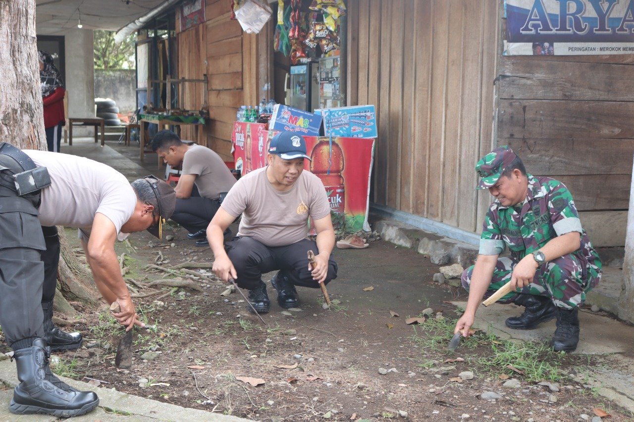 Tangkal Penyakit, TNI-Polri Gelar Baksos