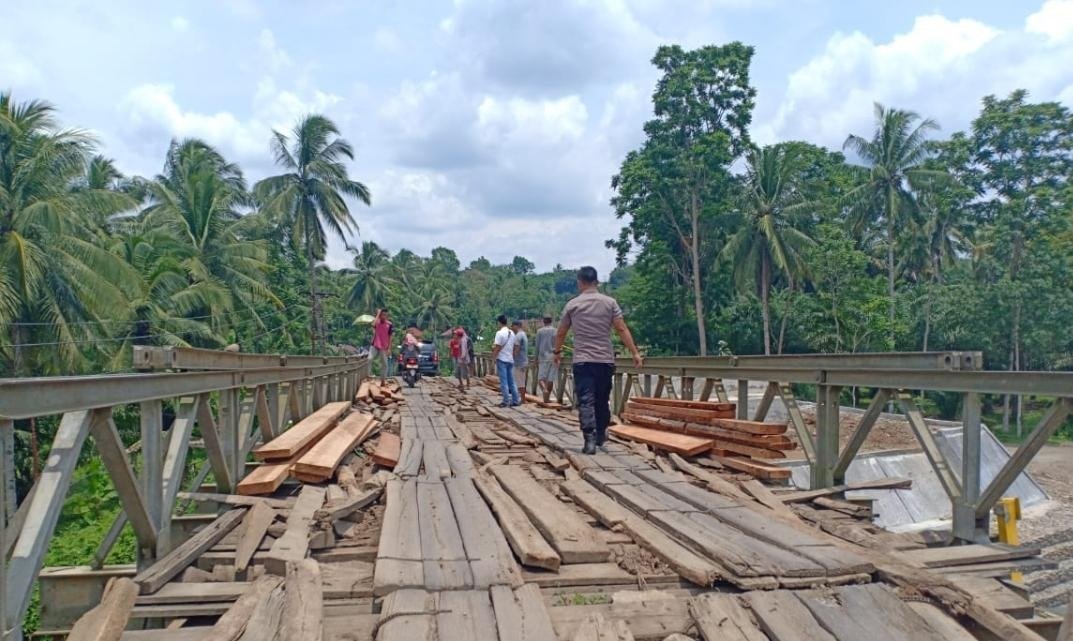 Lagi, Jembatan TAP Diperbaiki Secara Swadaya