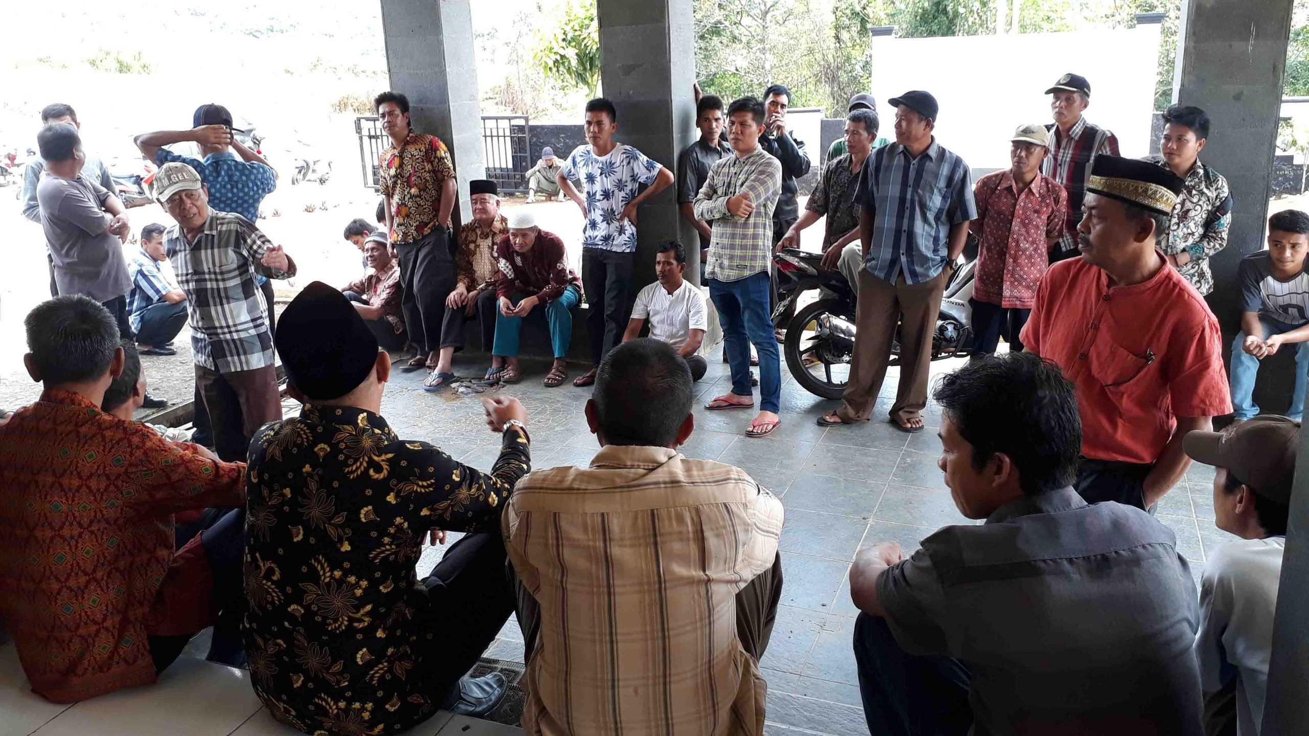 Tuntut Hak, Pengurus Masjid “Geruduk” Kantor Camat Pelabai
