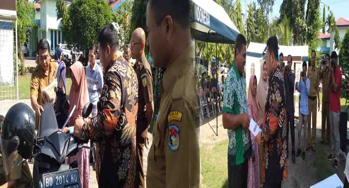 Bupati Serahkan Bantuan Gerobak Pedagang