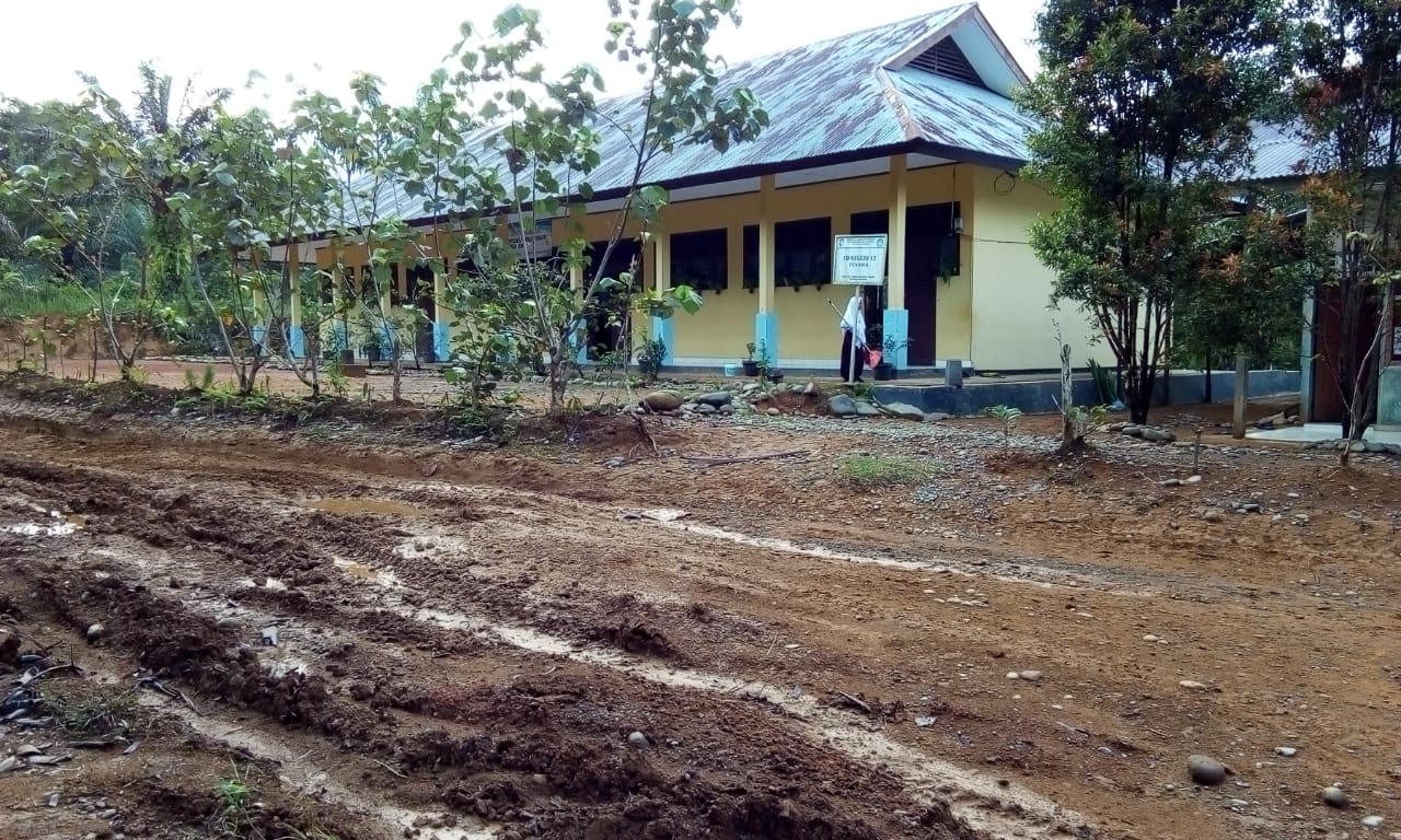 Jalan Desa Bukit Makmur Masih Tanah Kuning