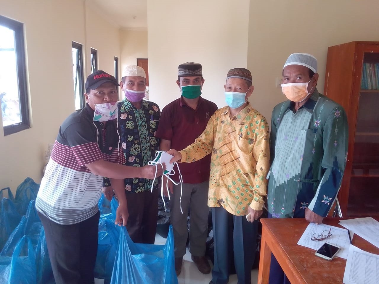 Baznas Serahkan Masker dan Sembako Gratis