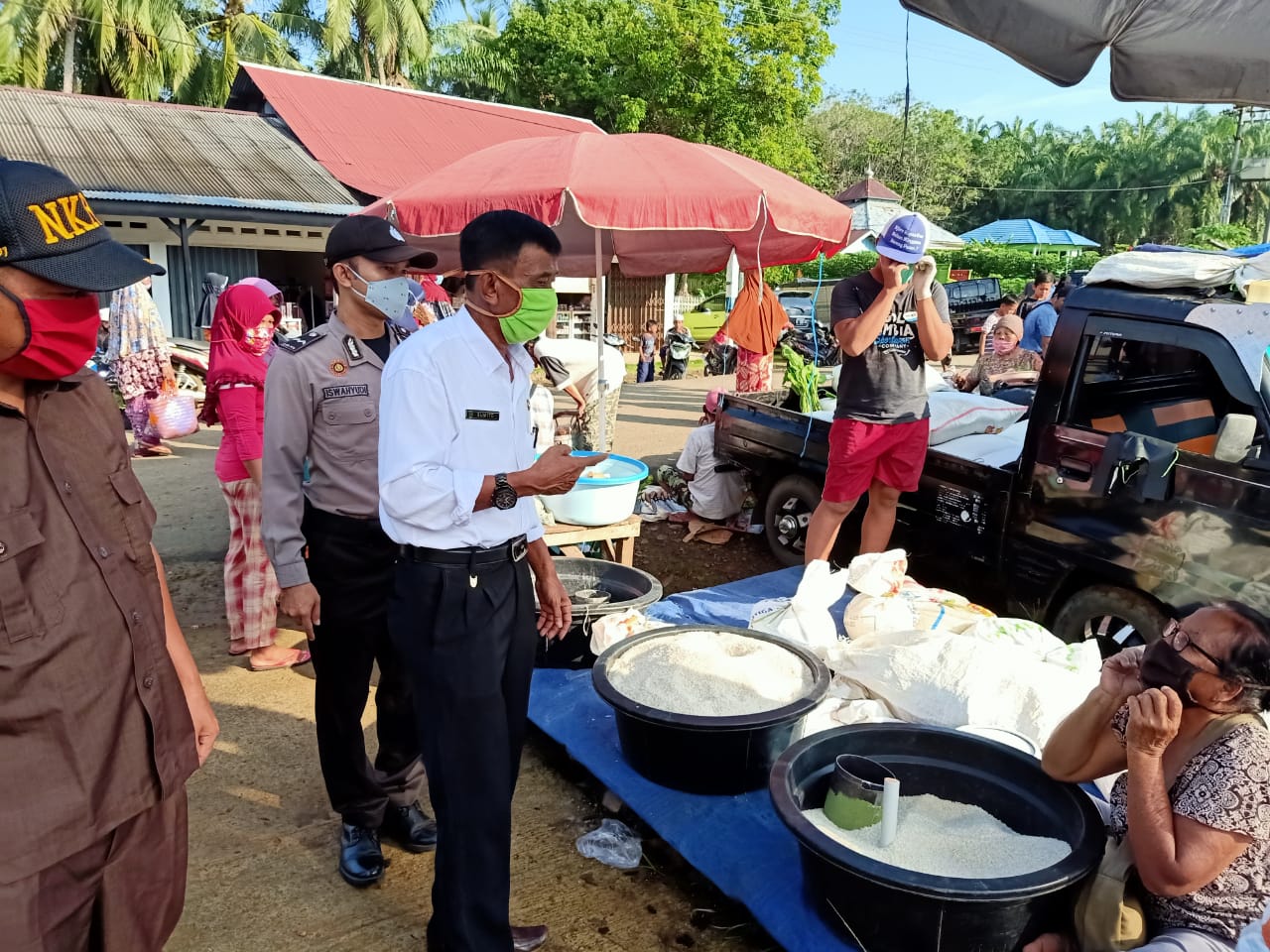 Pantau Aktifitas Pasar, Bagikan Masker Gratis