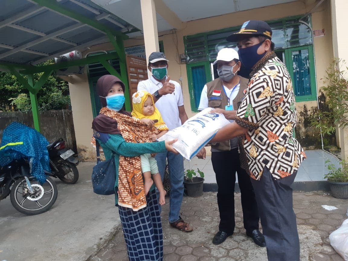 Bupati Mian Salurkan Bantuan ke Korban  PHK