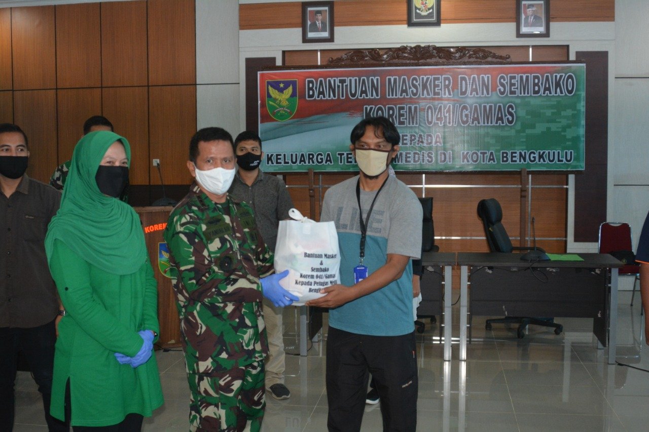 Miliki Peran Penting, Korem 041/Gamas Salurkan Masker dan Sembako Untuk Tenaga Medis dan Wartawan