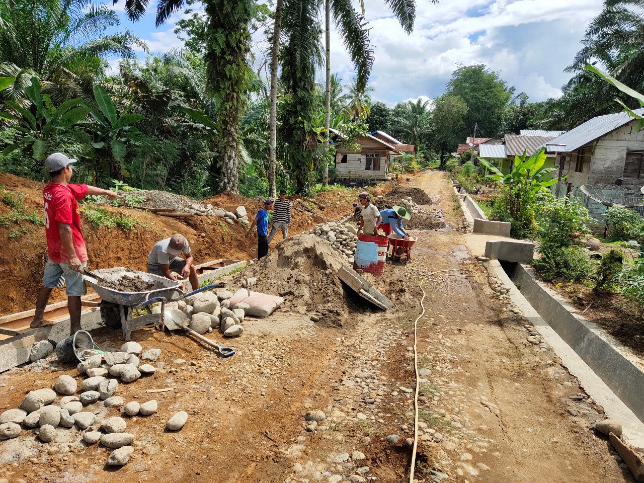 Pekerjaan Fisik Desa Maju Makmur Mulai Terserap