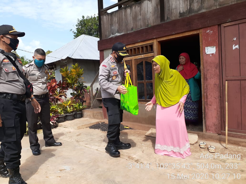 Polres Bagikan Sembako ke Masyarakat Kurang Mampu