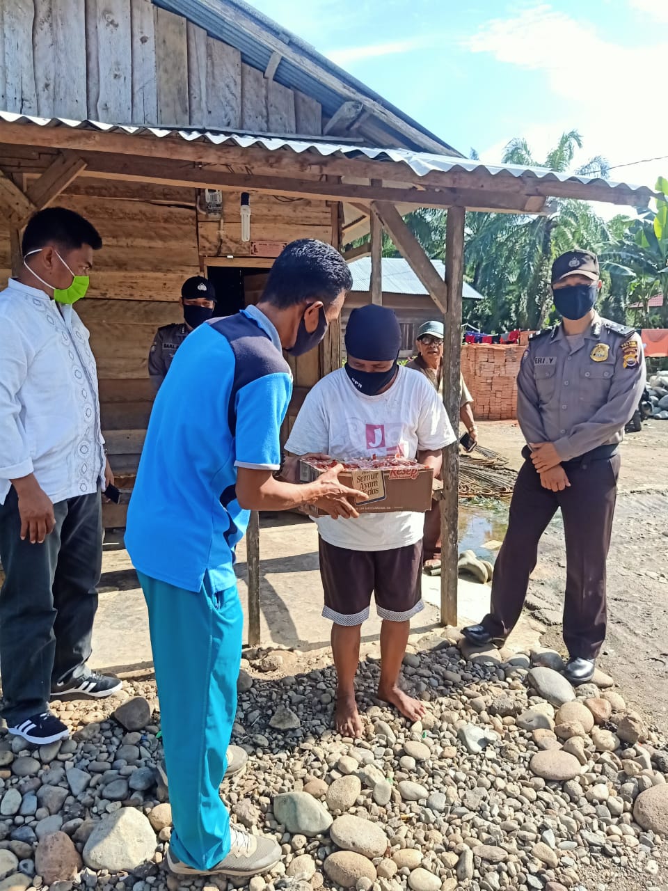 Jajaran Pemdes Pondok Lunang Peduli Ibu dan Anak