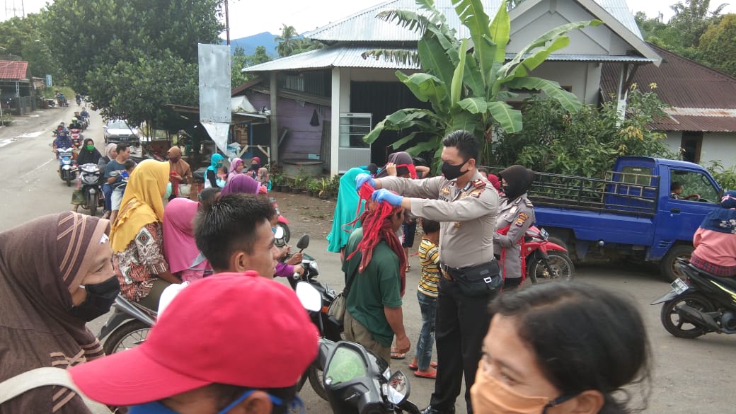 Dikira Razia, Ternyata Bagi-Bagi Masker