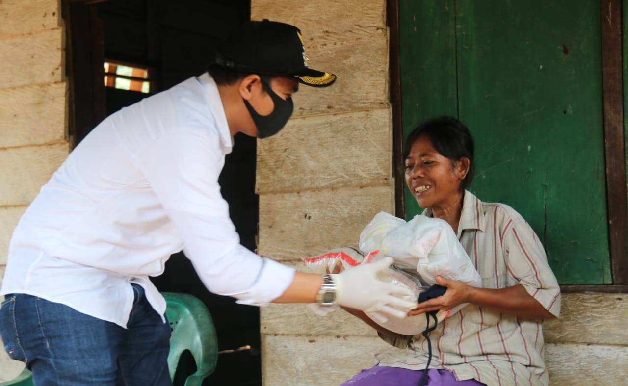 Terus Bergerak, Pakai Dana Pribadi, Arie Bantu Warga Tak Mampu