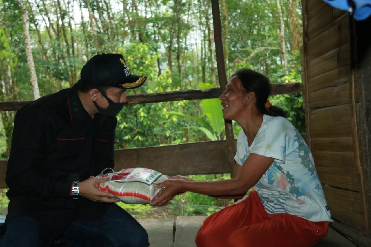 Bawa Sembako, Wabup BU Sambangi Warga Tak Mampu