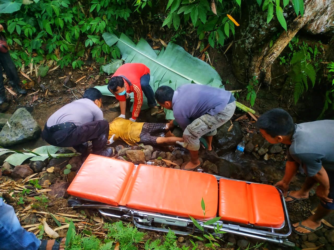 Warga Temukan Mayat Telungkup di Sungai Air Tik