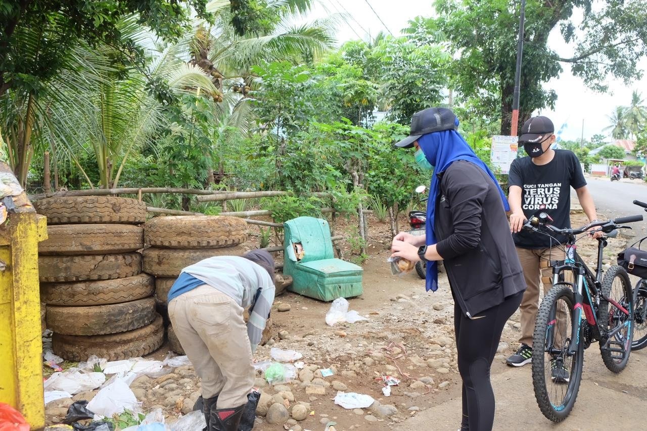 Pakai Sepeda, Ny. Arie Bagikan Takjil