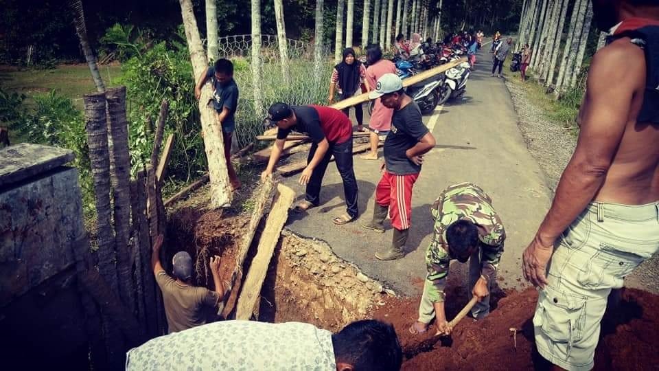 Warga “Keroyok” Jembatan Tanjung Putus