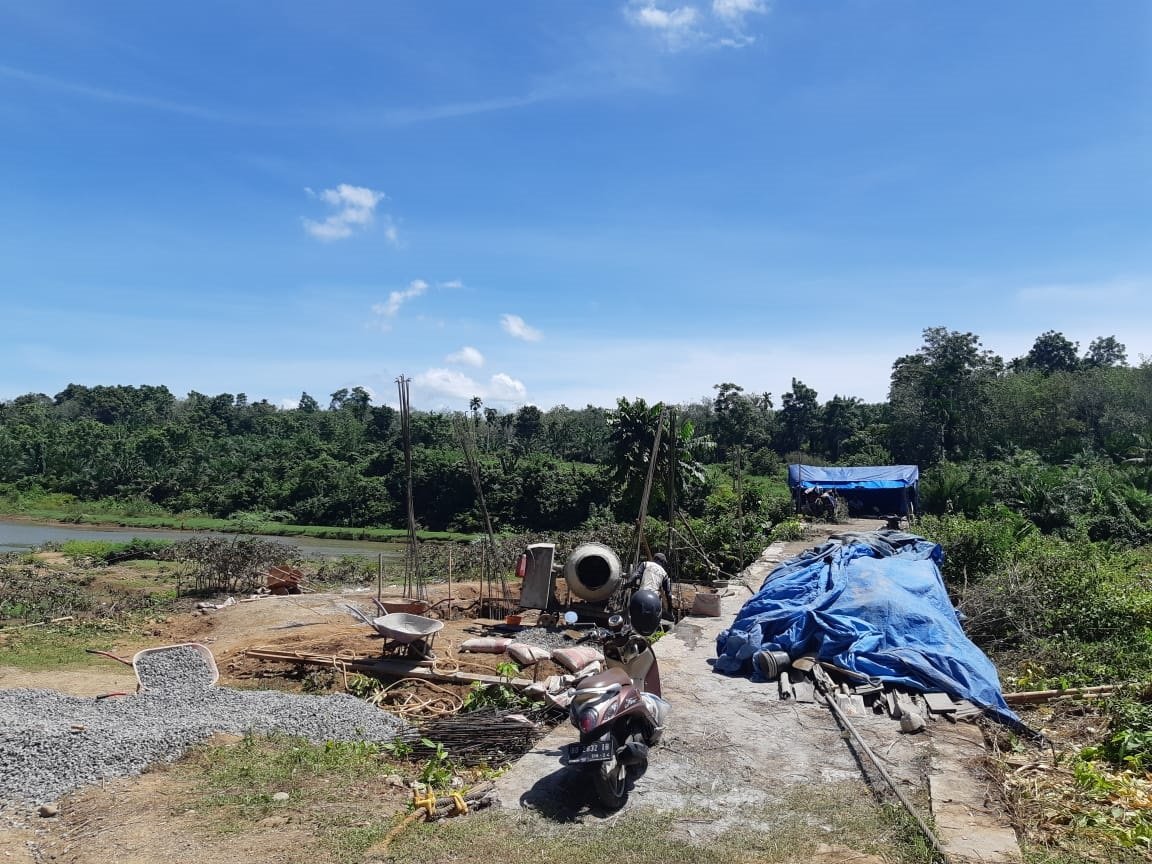 Tanpa Papan Proyek, Jembatan Gantung Ketapi Dibangun