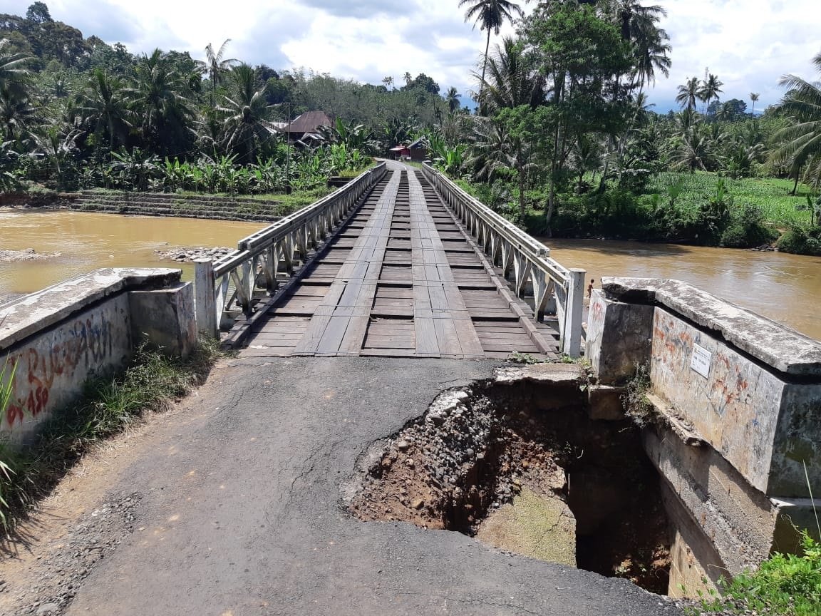 Jembatan Tanjung Putus Nyaris Putus