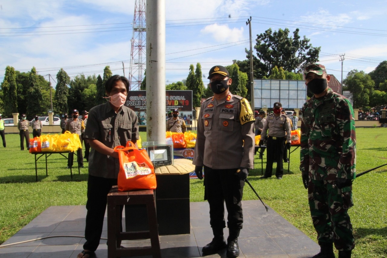 TNI-Polri, Bagi Sembako