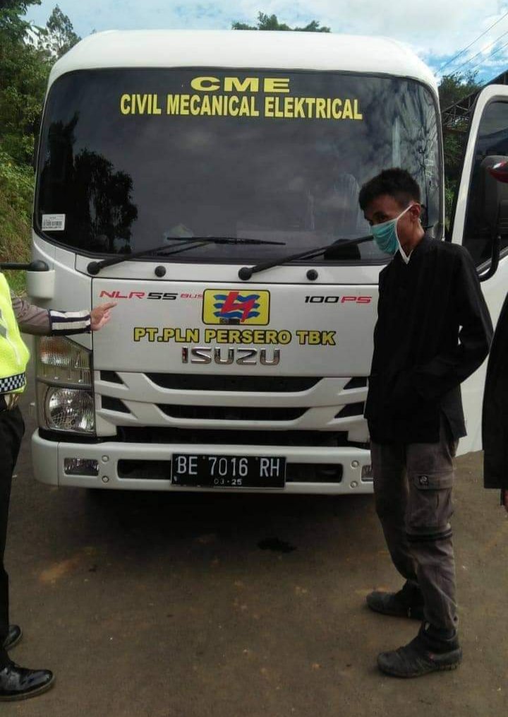 Minibus Berstiker PLN Asal Lampung Disuruh Putar Balik