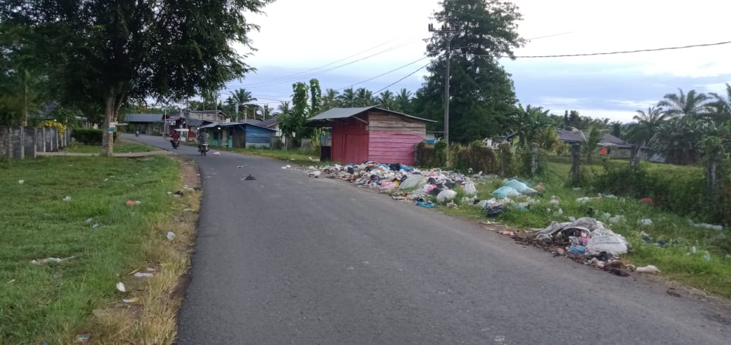 Jangan Buang Sampah di Simpang Empat