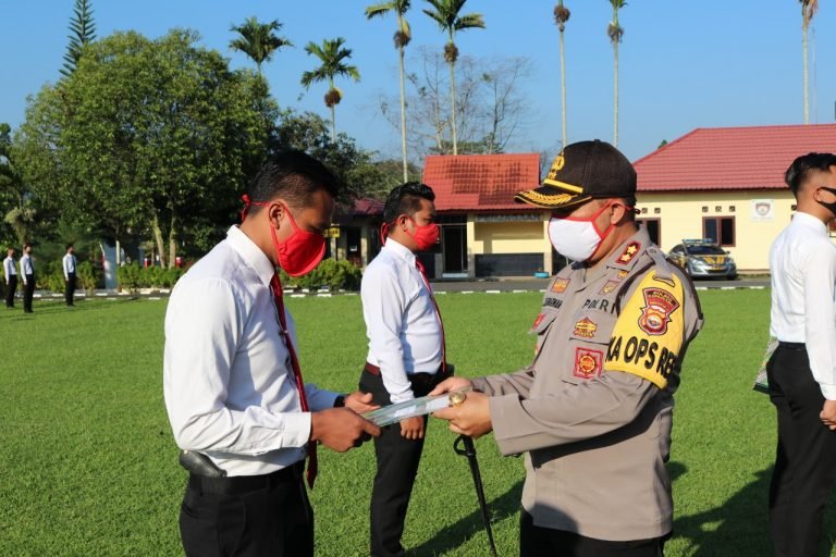 9 Anggota Polres Kepahiang Teima Penghargaan