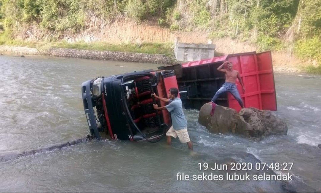 Jembatan Belum Tuntas, Mobil Truck Hanyut