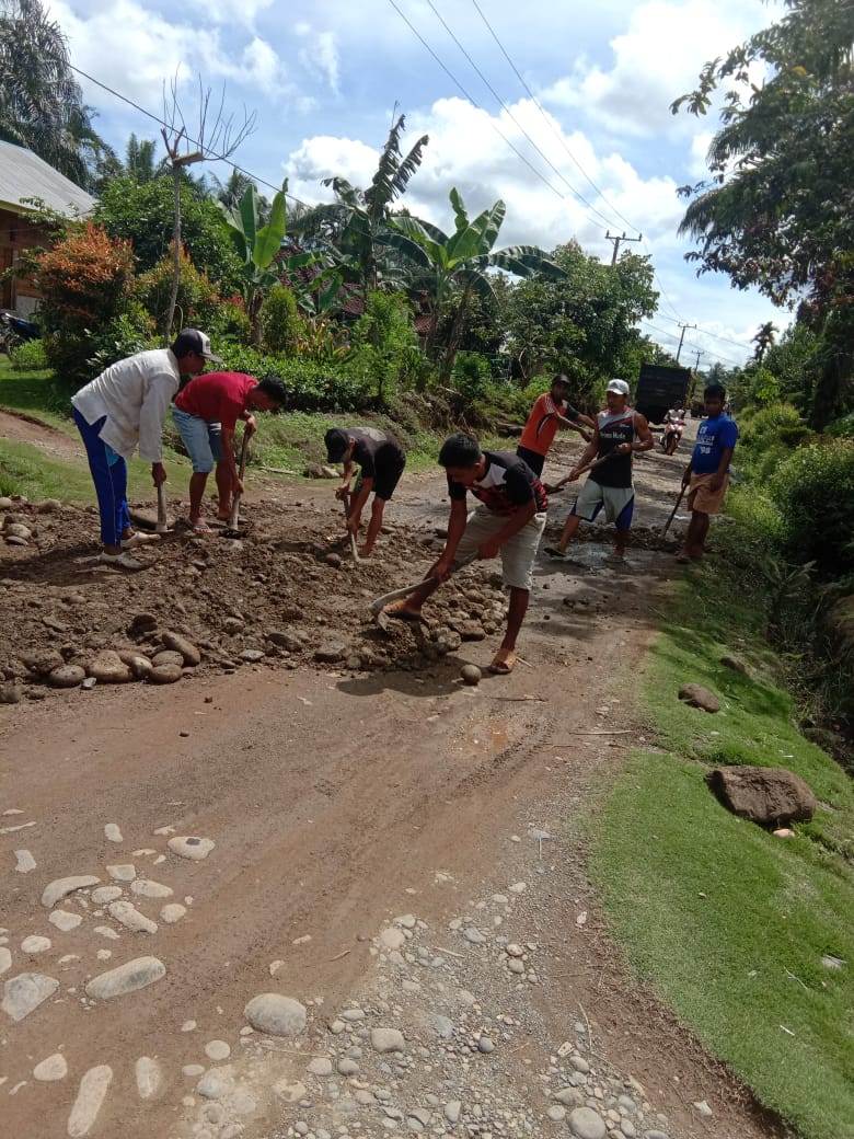 Perbaiki Jalan Poros, Kades Goro Bersama Warga