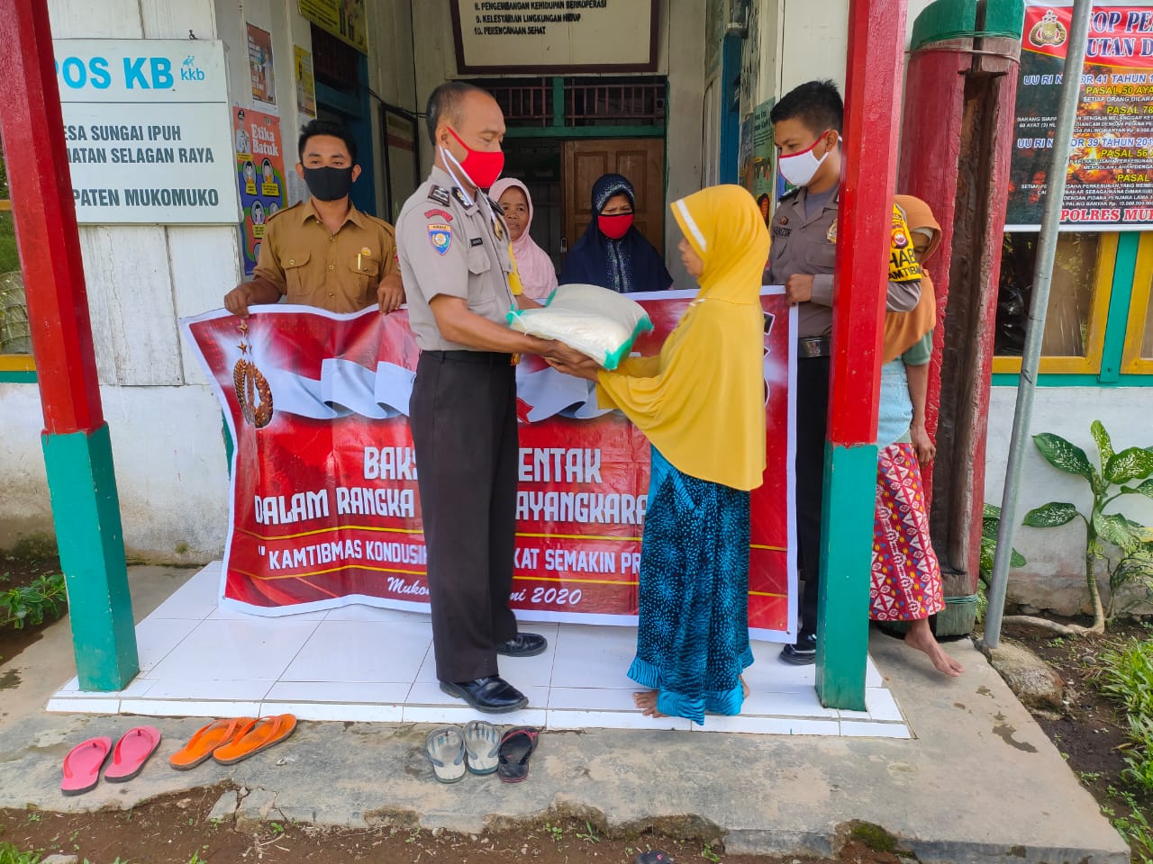 Baksos, Polri Bagikan Beras