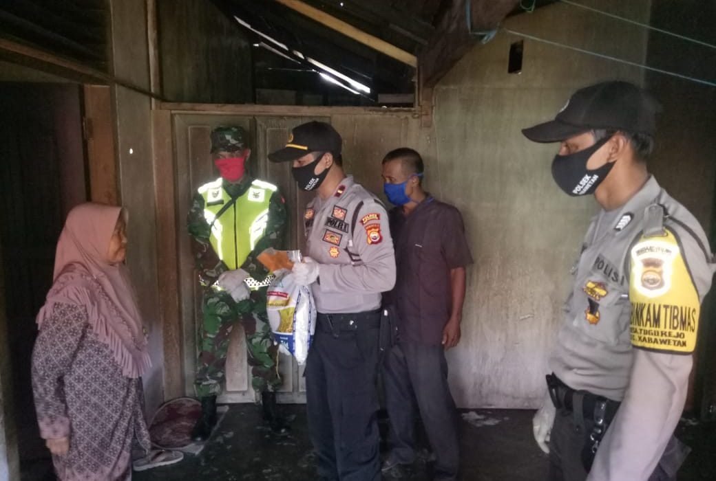 Polsek Kabawetan Salurkan Bantuan 200 Paket Beras