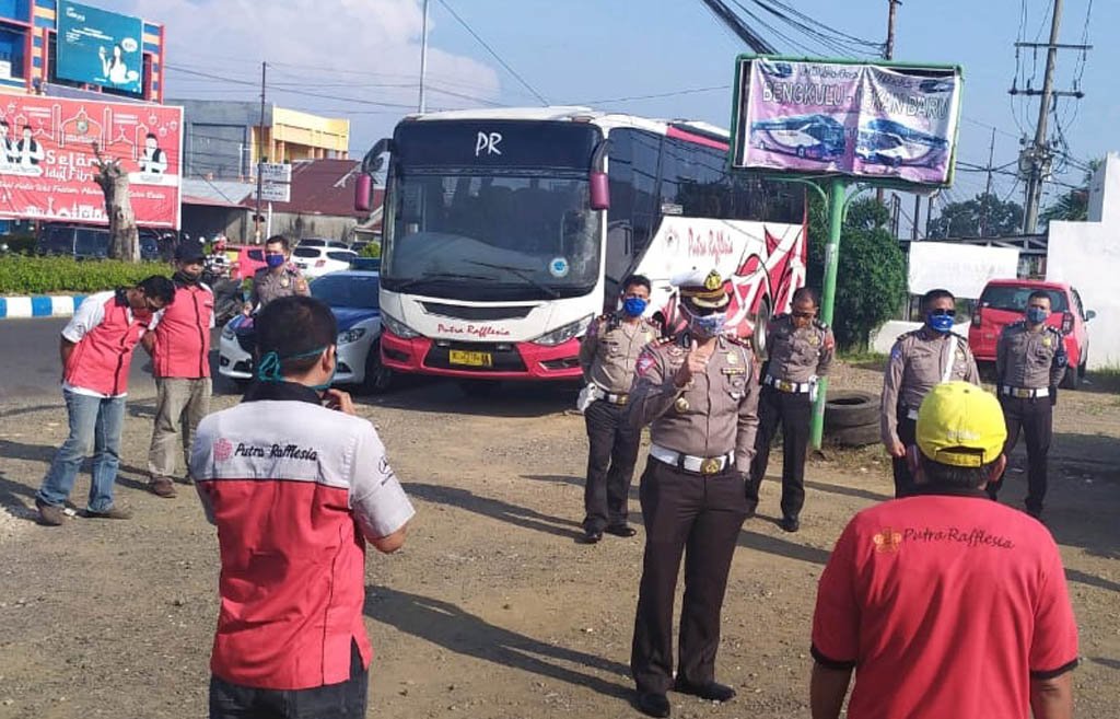 Bantuan Beras Kapolri Didistribusikan Pada Supir dan Kernet