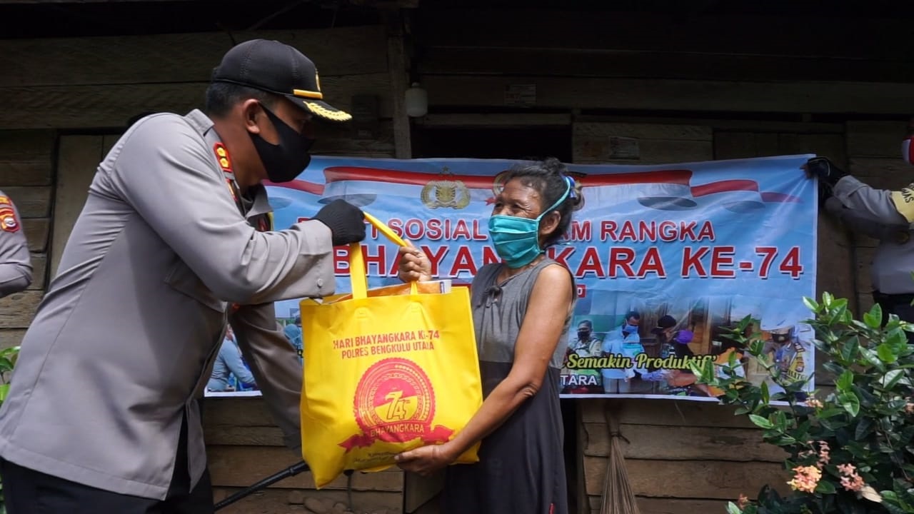 Kapolres dan Bhayangkari BU Polda Bengkulu Baksos Bareng