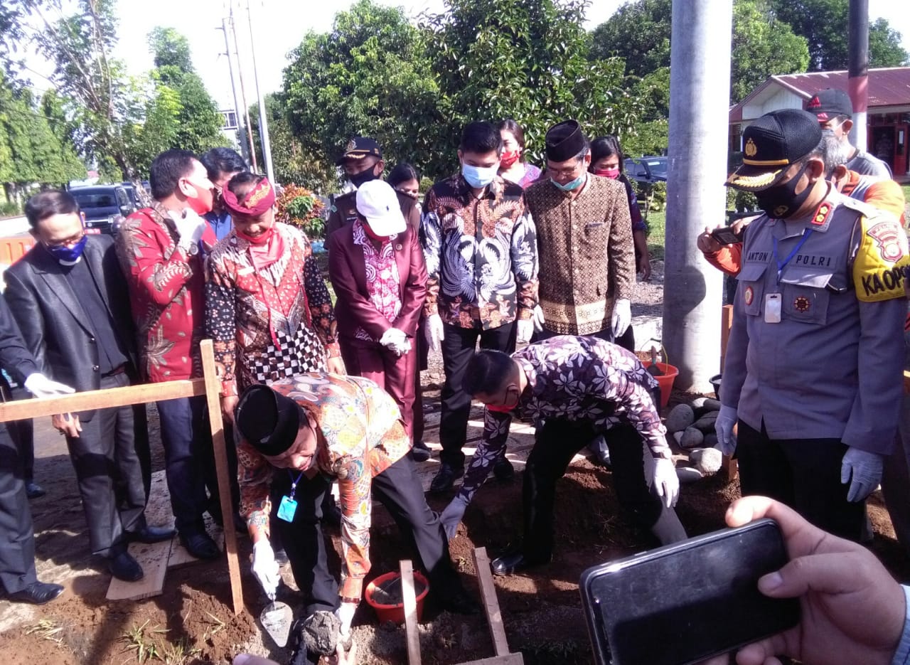 Bupati Letakkan Batu Pertama Gapura Kerukunan Umat di Desa Rama Agung